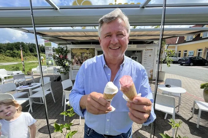 Eismacher Alfred Wagner, der sich jeden Tag streng durchkostet - "Qualitätskontrolle". Meistens findet man zehn Kugeln in seinem Stanitzel.