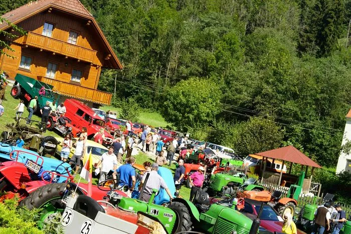 Rund 250 Fahrzeuge parkten rund um das Gasthaus Hartl.