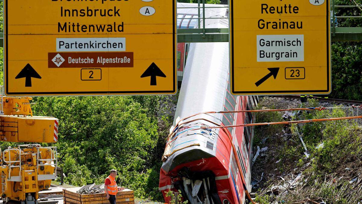 Die Staatsanwaltschaft ermittelt gegen drei Mitarbeiter der Deutschen Bahn wegen fahrlässiger Tötung. Medien berichten, die Bahn hatte offenbar Sanierungsarbeiten am Streckenabschnitt geplant.
