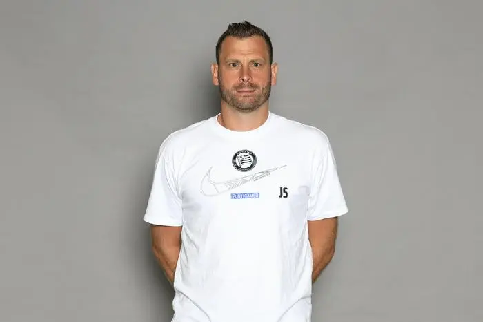 GRAZ,AUSTRIA,16.JUL.25 - SOCCER - ADMIRAL Bundesliga, SK Sturm Graz, team photo shooting. Image shows head coch Juergen Saeumel (Sturm). Photo: GEPA pictures/ Mario Buehner-Weinrauch