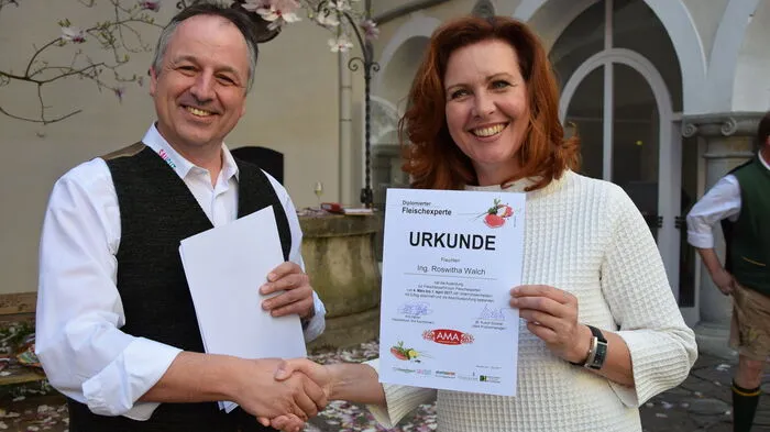 Im Rahmen eines Pilotprojektes wurde in Kooperation mit der AMA, Styriabrid, der Firma Steirerfleisch sowie den Fachschulen Neudorf und Hatzendorf erstmals eine Ausbildung zum Fleischexperten durchgeführt. In der Fachschule Neudorf wurden jetzt die Zertifikate an die ersten neun Absolventinnen und Absolventen überreicht.