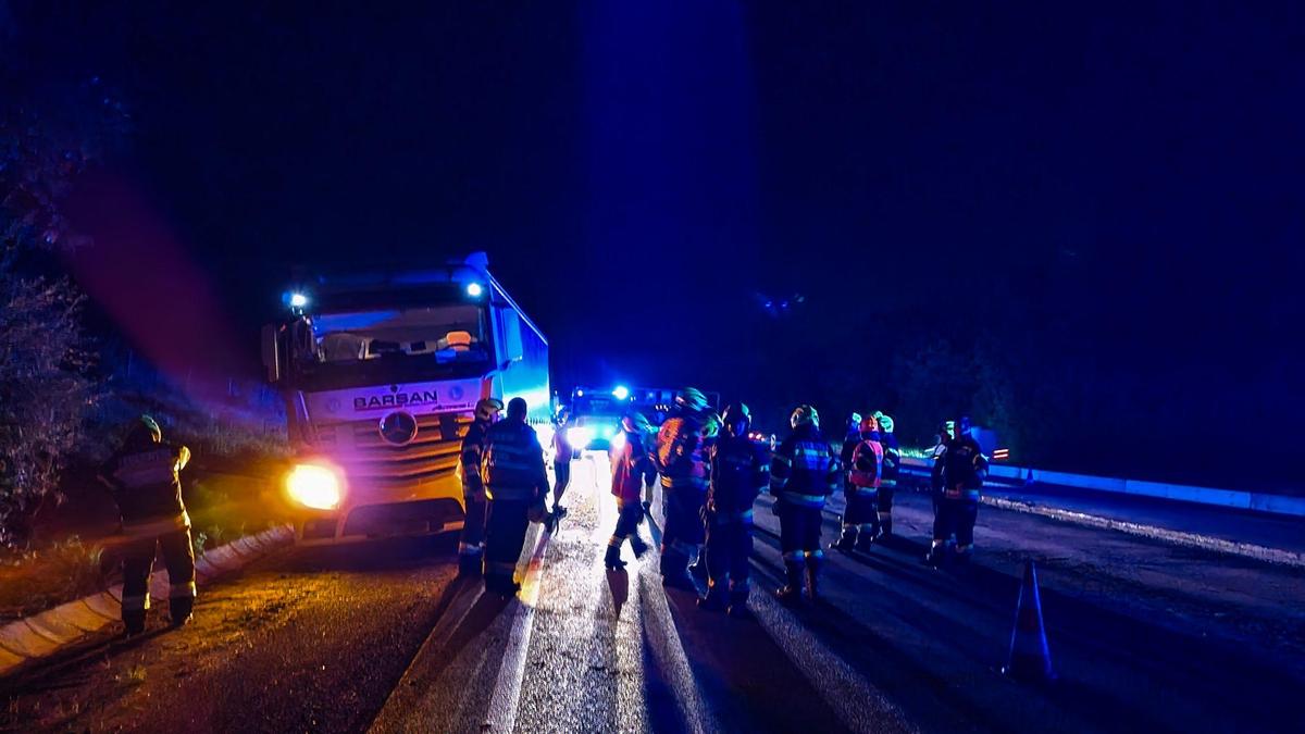 Der über 20 Tonnen schwere Lkw blieb im Bankett hängen