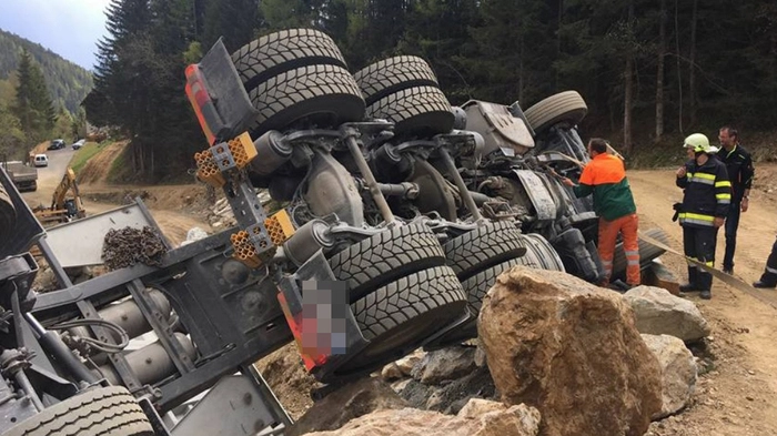 Weil sich offenbar ein riesiger Stein beim Entladen verkeilte, kippte...