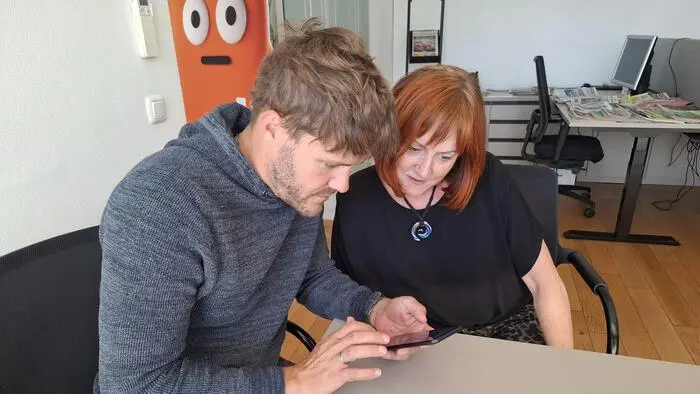 Viktor Gluttig von „Logo Jugendmanagement“ und Elfriede Knöbl bei der digitalen Sprechstunde im Regionalbüro Weiz