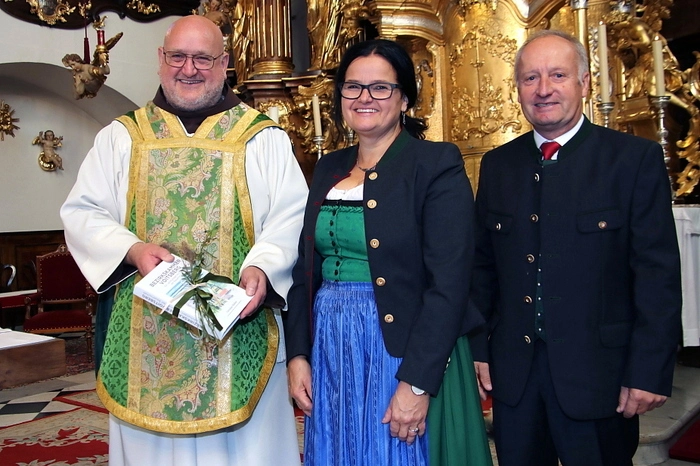 Beim anschließenden Festakt im Festsaal des JUFA wurden insgesamt 16 Bäuerinnen und Bauern vom Landeskammer-Obmann Franz Titschenbacher und Landesbäuerin Viktoria Brandner für ihre Verdienste geehrt.