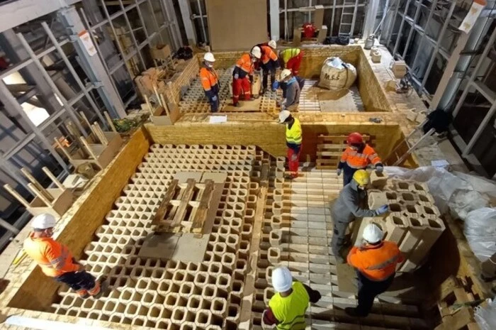 Bis zu 120 Maurer waren im Schichtbetrieb mit der Errichtung der neuen Glaswanne beschäftigt.