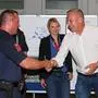 Einsatzleiter Andreas Tafeit und Bezirkshauptfrau Nina Pölzl gratulierten dem Landeshauptmann zum Geburtstag 