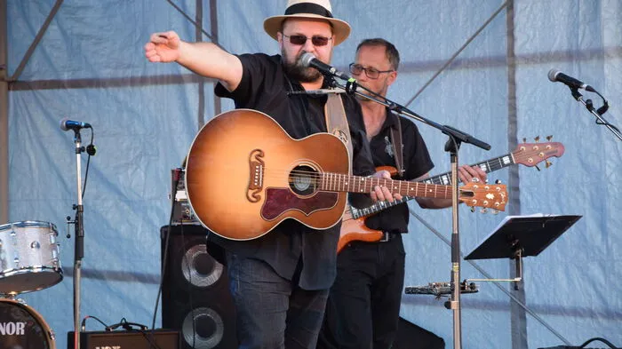 Gemeinsam frönte man bei Klängen von Bands wie "Saitenwind" oder "Na Bravo" der Liebe zum Rock, sowie der Begeisterung für olde Hodern unterschiedlichster Musikrichtungen.