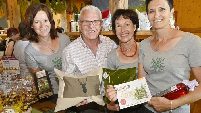 Heidi Wallner, Kräuterdorf-Botschafter Alfred Tiefnig, Monika Oberlojer und Anita Filzmaier berieten die Besucher im Kräuterstadl.