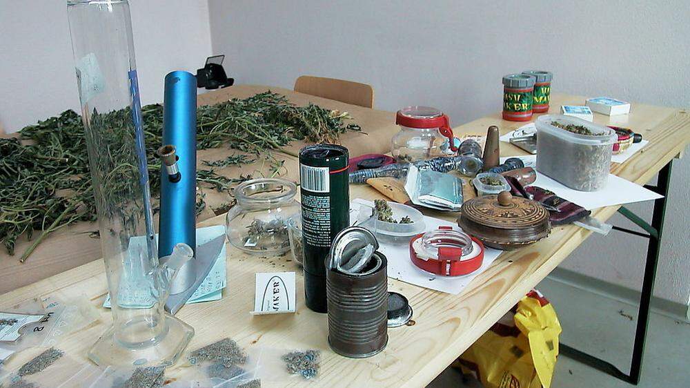 Die Polizisten stellten Amphetamin und Cannabiskraut in der Wohnung des 17-Jährigen sicher (Sujetbild)
