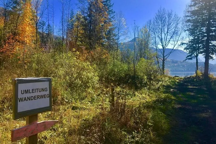 Der Wanderweg rund um den Altausseersee wird derzeit rund um die Baustelle umgeleitet
