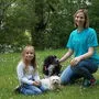 Kristin Purgay (rechts) und ihre zwei Hunde Merlin und Eddy sind ein eingespieltes Team