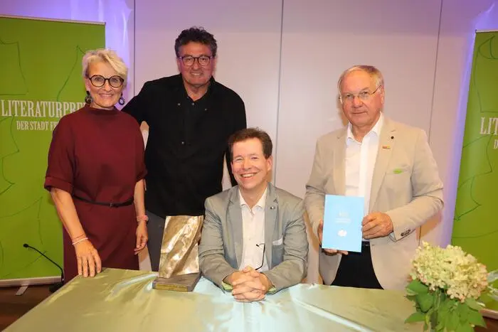 Schlussendlich konnte der Feldbacher Hannes Glanz mit seiner fantastischen Geschichte vor Christian Wagner aus Wien und Fu Lee aus Stainz den Literaturpreis von Bürgermeister Josef Ober entgegennehmen.