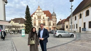 Projektverantwortliche Laura Wannemacher und Bürgermeister Marcus Martschitsch sind von dem Konzept überzeugt