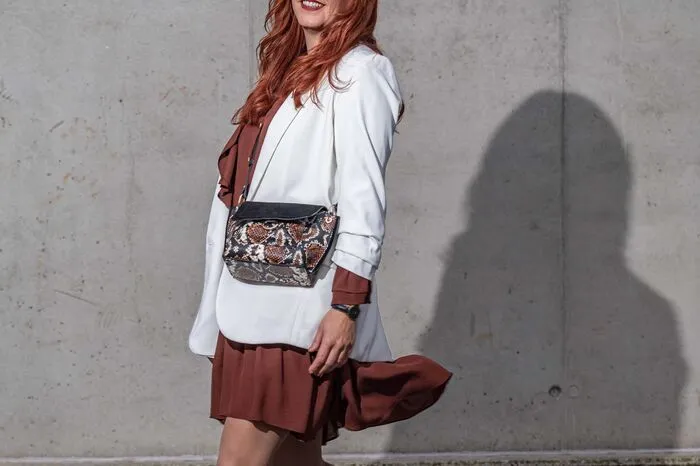 Leichte Baumwollstoffe in hellen Farben sind im Sommer ein Muss, aber können auch für den Winter tragbar gemacht werden. Nicole Grabenwarter (@grazermadl.at) kombiniert einen weißen Blazer zum Herbstkleid.