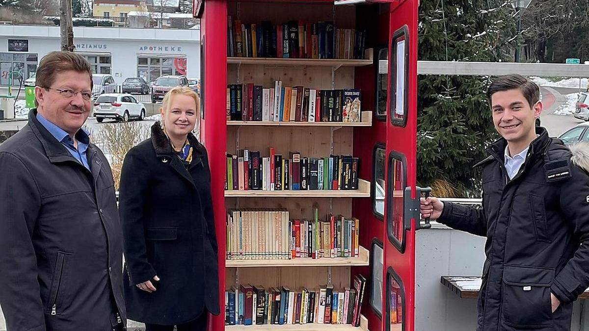 Gemeinderätin Daniela Kristof und SJG-Obmann Leon Novak haben das Projekt realisiert. Bürgermeister Thomas Krainz (ganz links) hat das Projekt unterstützt  