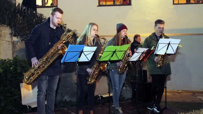 Der Auftakt zum St. Andräer Advent in der "Schönen Aussicht" war sehr ansprechend und stilvoll. Sehr viel dazu beigetragen haben der Singkreis Mira, die Musikschule "Unteres Lavanttal" und das Jugendblasorchester St. Andrä.