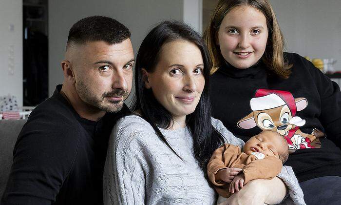 Bettina Meister mit Baby Nino, Partner Andreas Maier und Tochter Fabienne