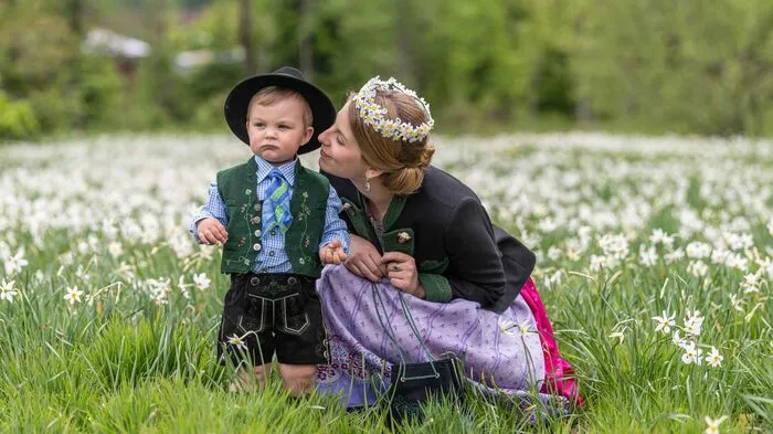 Sehen Sie hier die Bilder vom ersten Fotoshooting der frisch gewählten Narzissenhoheiten.