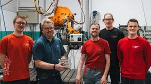 Raimund Krenn (2. v. l.) half dem Racing Team bei der Batterieherstellung