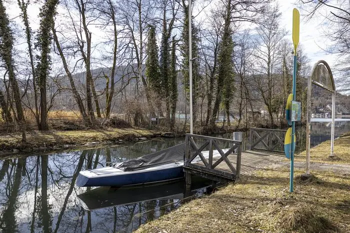 Segelboot Anlegestelle Strandbad Lernraum mit Seeblick Schloss Maria Loretto Klagenfurt Februar 2024