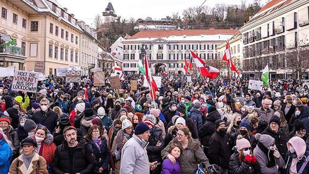 Am Karmeliterplatz fand die Schlusskundgebung statt 