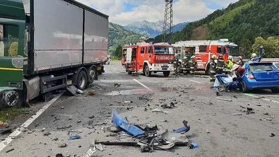 Auto prallte frontal gegen Lkw: 18-Jähriger starb