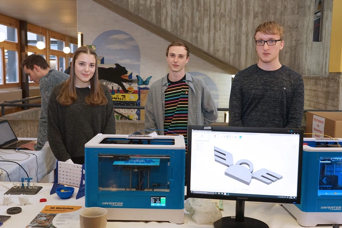Dort wurde gezeigt, welche Fähigkeiten Schülerinnen und Schüler für einen Einstieg in die Wirtschaft von morgen vermittelt bekommen - vom Businessplan bis zum realisierten Produkt.