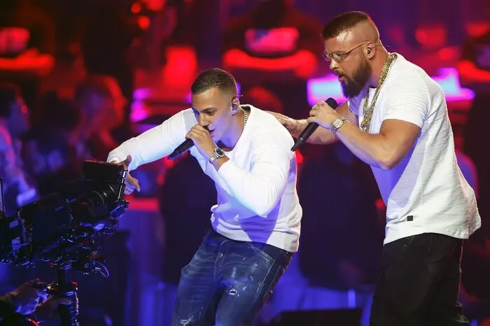 "Ich will hier keine Politikdebatte daraus machen", sagte Kollegah zur Kritik. Campino habe sich als moralische Instanz aufgespielt, das gebühre einem so großen Musiker nicht, sagte Kollegah weiter als er den Preis auf der Bühne entgegennahm - und erntete laute Buh-Rufe und Pfiffe aus dem Publikum.