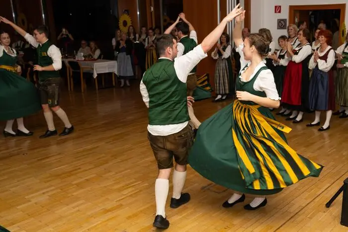 Getanzt wurde bis in die frühen Morgenstunden, natürlich in Tracht.