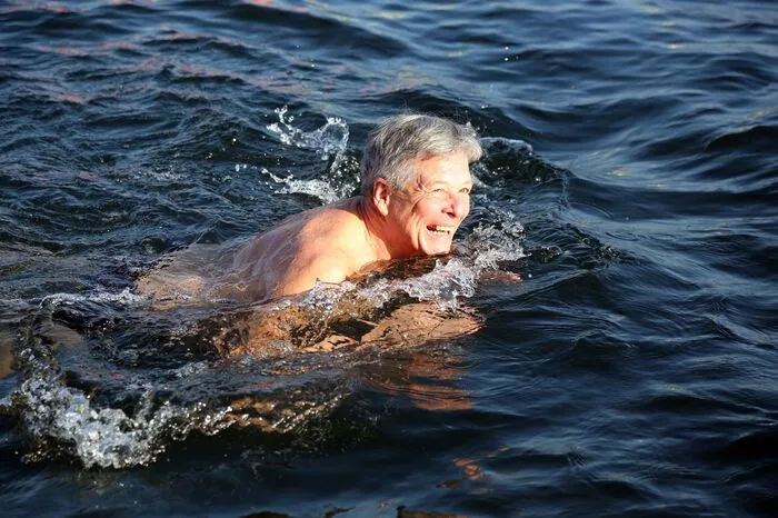 Unter den Schwimmern war auch Landeshauptmann Peter Kaiser