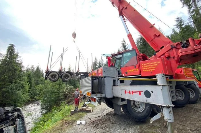 Die FF Stadl unterstützte die Bergearbeiten.