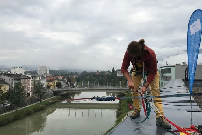 90 Mal will Schulz in einer Höhe von 35 Metern über die Drau balancieren - auf einer Slackline!