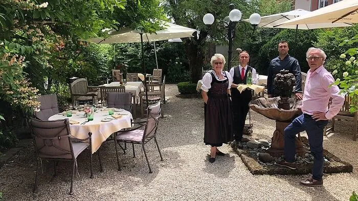 Schattig, gemütlich, einladend – so präsentiert sich der Gastgarten vom Hotel Brunnwirt in Guttaring