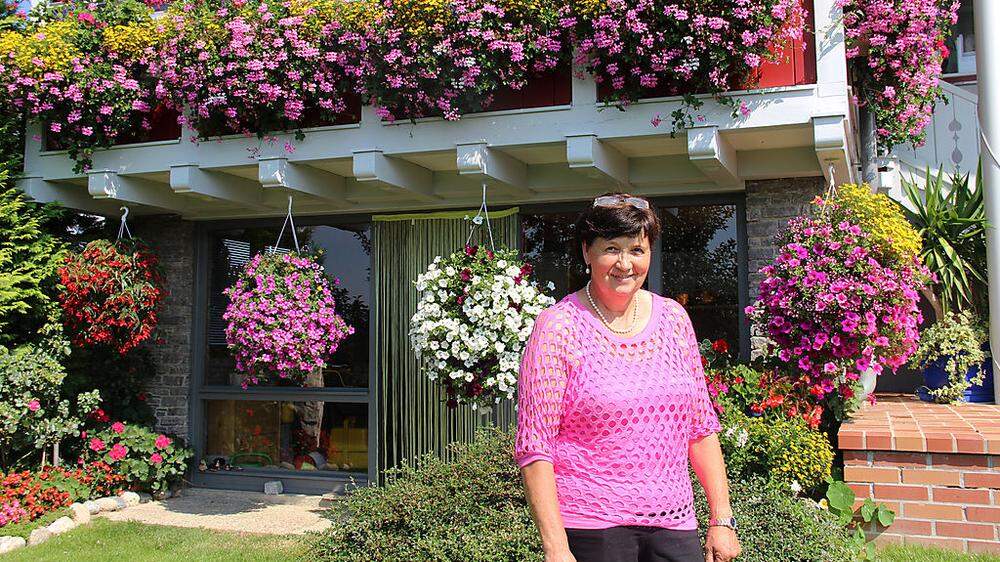 Die Preiteneggerin Christine Münzer vor ihrer Blumenpracht
