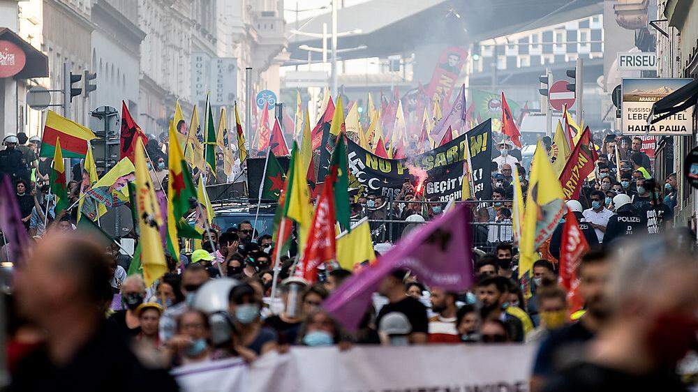 In Wien-Favoriten ist es am Freitagabend zu gewaltsamen Zwischenfällen bei einer von Türken gestörten Kurden-Demonstration gekommen. Einen Tag später blieb es hingegen ruhig
