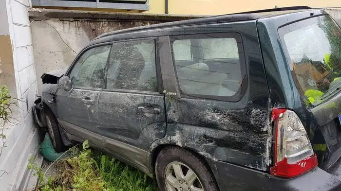 Das Auto krachte in die Mauer