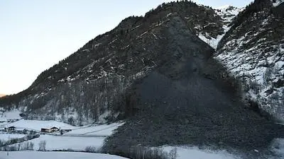 ABD0012_20171225 - VALS - STERREICH: In der Gemeinde Vals (Bezirk Innsbruck-Land) ist es am Sonntag, 24. Dezember 2017,zu einem massiven Felssturz gekommen. Die Valserstra§e in das Seitental des Wipptals wurde auf einer Lnge von 150 Metern bis zu 50 Meter hoch mit Felsen und Erdreich verschttet. - FOTO: APA/ZEITUNGSFOTO.AT