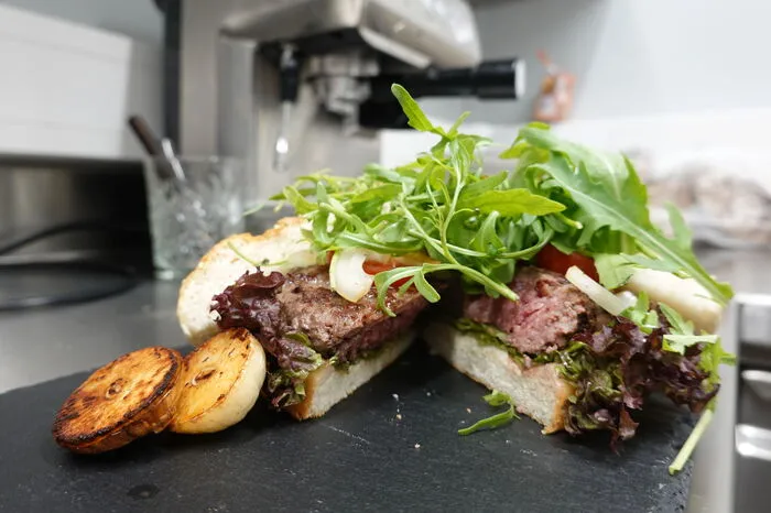 Das Geheimnis hinter dem in der Fleischerei von Kilger  hergestellten Burger: Das Patty ist eine extra entwickelte Mischung aus Bison und Rindfleisch – Bison alleine hätte nicht genug Fettanteil. Serviert mit BBQ-Sauce oder Jalapenomayonnaise und Rucola für die nussige Note; Käse oder Spiegelei gibt es auf Wunsch dazu. 10,90 kostet der Burger in Basis-Form.