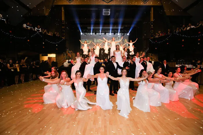 Die Polonaise hatten sie mit der Tanzschule Dietrich einstudiert.