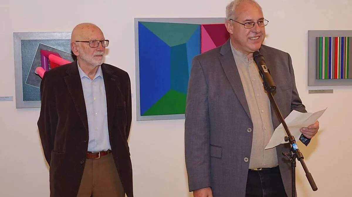 Initiator Hubert Brandstätter (rechts) mit Küsntler Gustav Zankl bei der Vernissage im hannes-Schwarz-Zentrum 
