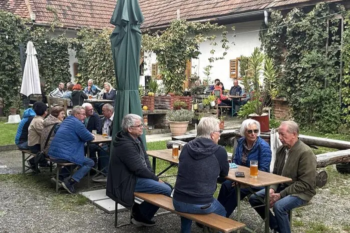 So auch auf Hermanns Farm in Neudorf bei Ilz, in der wohl kleinsten Brauerei Österreichs, wo Gäste und Freunde des edlen Hopfensaftes miteinander anstießen.