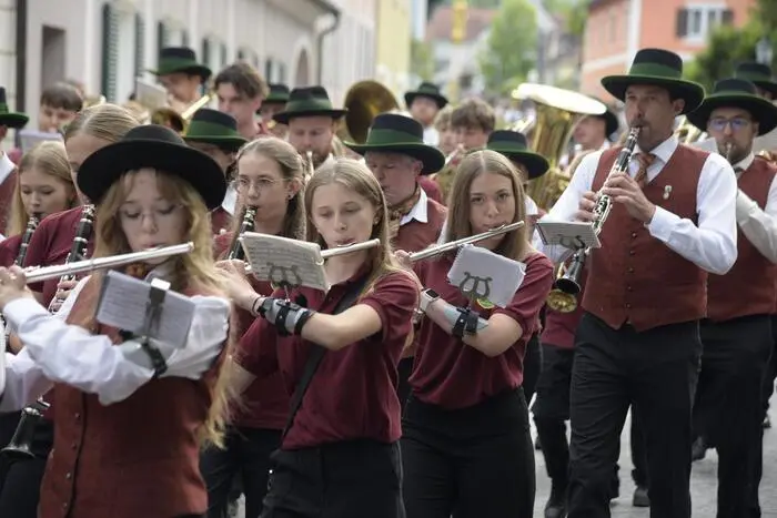 Nach der offiziellen Eröffnung des Festaktes mit der BMV Fanfare, dirigiert von Komponisten Reinhard Summerer, begrüßte Bezirksobmann Thomas Schleimer die zahlreichen Musikerinnen und Musiker sowie die Ehrengäste,
