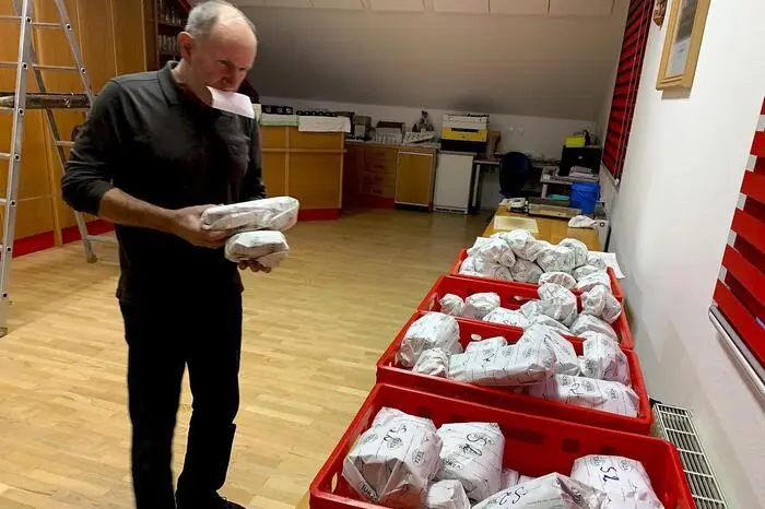 So konnten Wehrkommandant Hans-Jörg Wagner und sein Stellvertreter Martin Stefan am Kartentisch auch Bürgermeister Ewald Deimel, Vizebürgermeisterin Silvia Schröck, Altbürgermeister Josef Haberl oder Bereichsfeuerwehrkommandant-Stv. Gerhard Engelschall willkommen heißen.