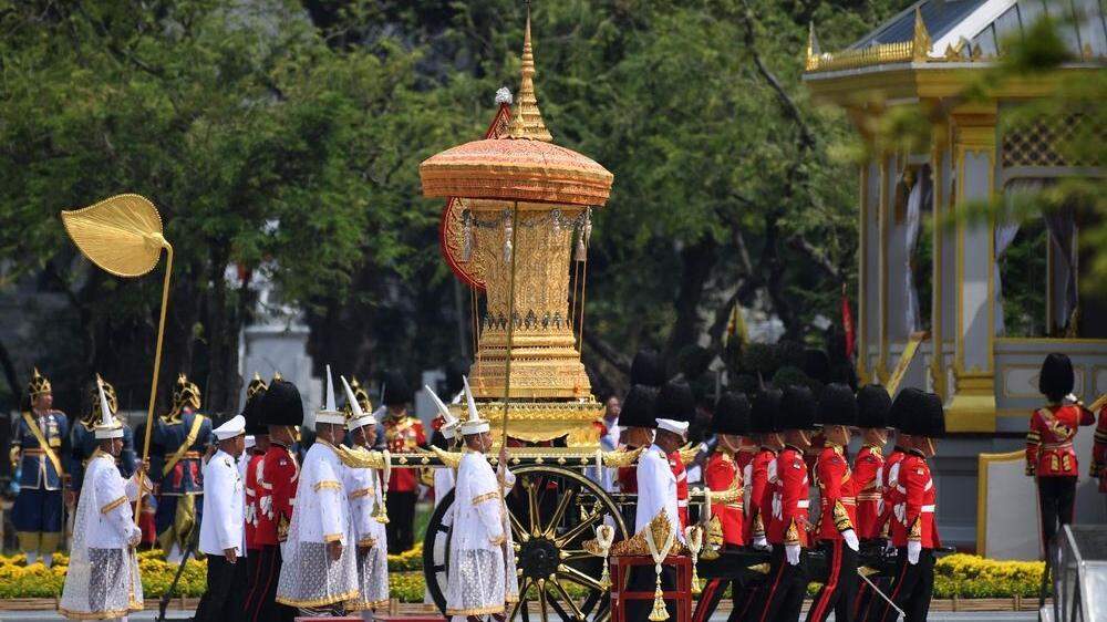 Mit einer prunkvollen Prozession wurde die Urne am Donnerstag in Bangkok aus dem Großen Palast zum Ort der Verbrennung gebracht