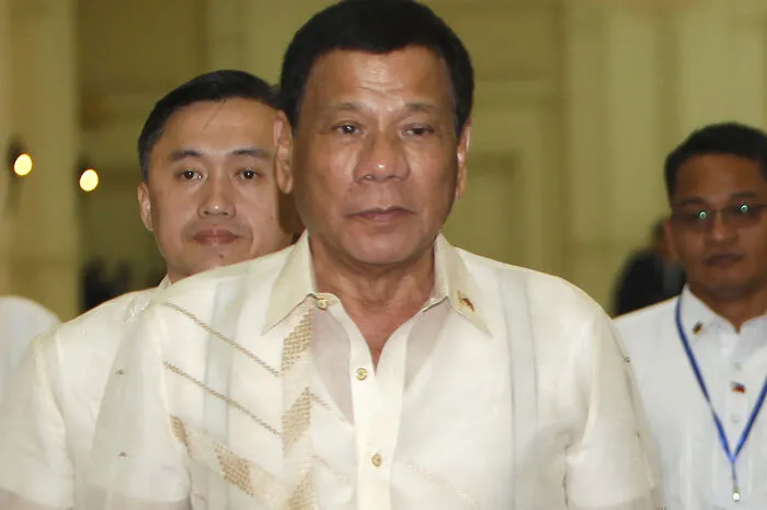 Überhaupt stehen viele von Dutertes Äußerungen in krassem Gegensatz zur tiefen Verankerung des Katholizismus in seinem Land. So bekannte sich Duterte auch dazu, das zu sein, was er als "Frauenheld" bezeichne. Vor dem Unternehmerclub im vornehmen Geschäftsviertel Makati in Manila zeigte auf seinen Schritt und sagte: "Ich bin ja nicht impotent. Soll in den da einfach rumhängen lassen? Wenn ich Viagra nehme, steht er."