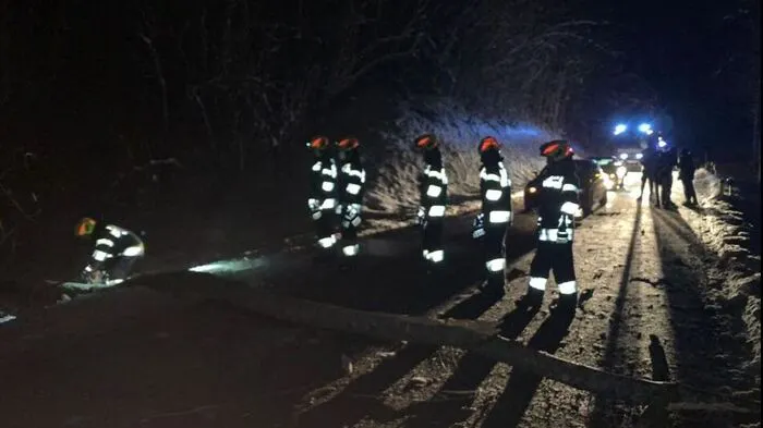 Sturmböen bis zu 115 km/h ließen Bäume auf dem Schöckl knicken. Die Freiwillige Feuerwehr war am Sonntag ab 2.30 Uhr im Dauereinsatz. Zunächst mussten Straßen geräumt werden, am Vormittag kamen dann zahlreiche Fahrzeugbergungen hinzu. Hier einige Einsatzbilder.