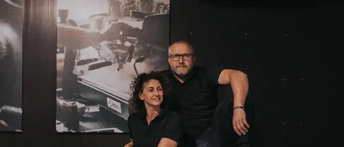 Die Kaffeerösterei Maitz von Aleksandra Piecak-Maitz und Franz Maitz steht mit vier Tassen und 95 Punkten bei Falstaff an der Spitze der steirischen Kaffeehausszene