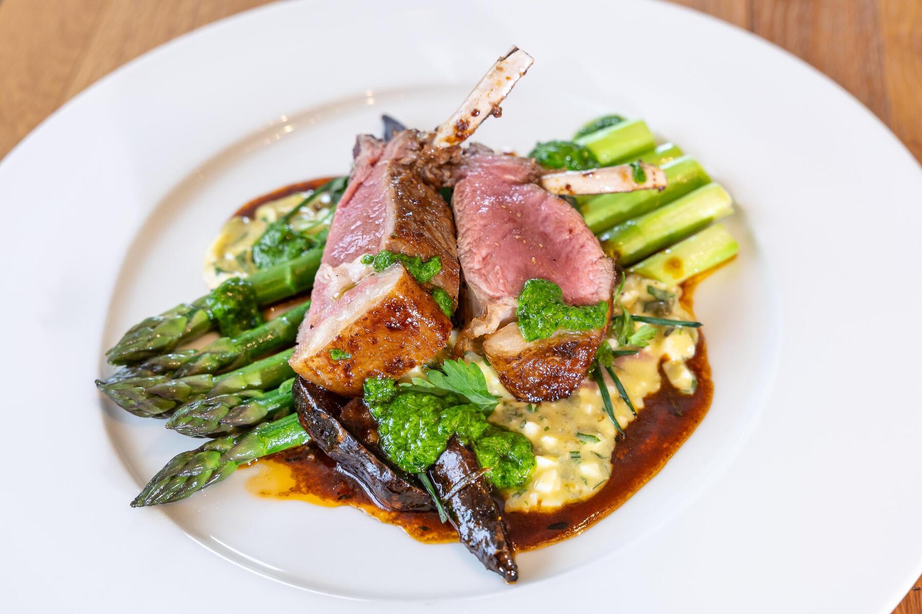 Rezepttipp: Glasierte Ennstal-Lammkrone, grüner Spargel, Vitelotte-Erdäpfel