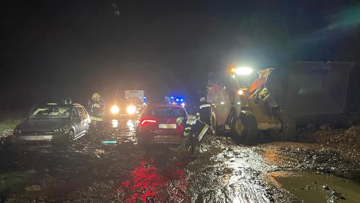 Sieben Autos wurden Montagabend auf der B 115 in Vordernberg von einer Mure verschüttet